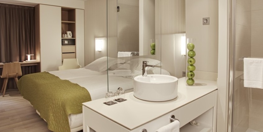 Slide 3: HOTEL NERVIÓN